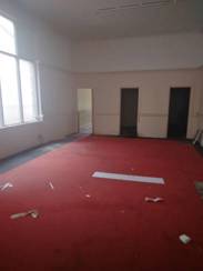 A room with red carpet and white walls

AI-generated content may be incorrect.